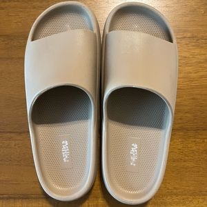 Women’s pillow slides